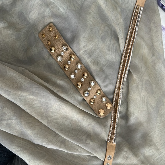 Necklace and two bracelets and a skull scarf - Picture 4 of 16